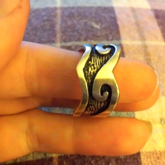 Other - Men's Stainless steel with wavy detail 11.5❤